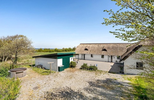 Fur House | Idyllic thatched cottage with bright and modern decor in the middle of the Limfjord.