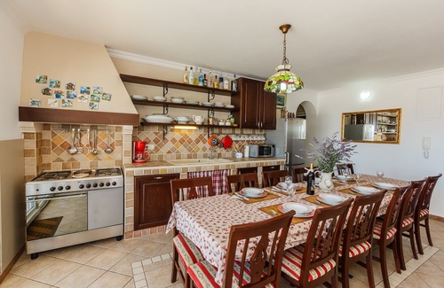 Solin Villa | Idyllic Villa near Split, pool, garden, free parking and stunning view, (OWNER)