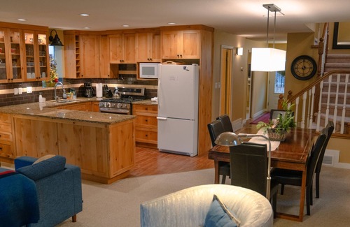 Cultus Lake House | Idyllic Waterfront Escape on Cultus Lake