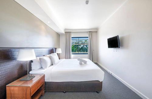 Darwin City Centre Apartment | Idyllic Waterfront Pool Escape with Esplanade View
