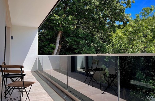 Arzbach Apartment | Idyllische Ferienwohnung mit Balkon & Ausblick