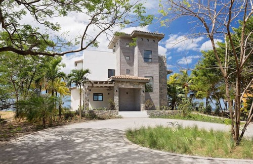 Playa Colorado House | Iguana Beach House: Spacious Beachfront House with Swimming Pool