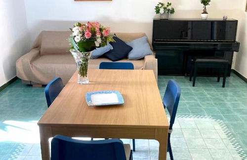 Torre Annunziata House | Il balcone sulla piazza