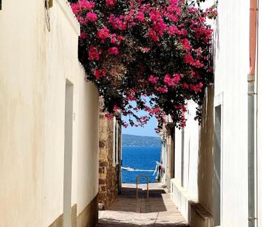 Calasetta House | Il Maestralino, nice apartment with courtyard