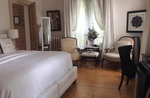 Sherbrooke Bed & Breakfast | Ile De Garde B&B