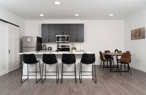 Whitestown Apartment | Illustrious Suite Spacious 2BR 2BA 2 King Beds WFH