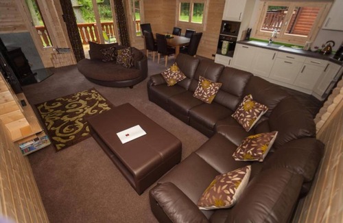 Kenwick Cabin | iLodge 73 - Luxury Log Cabin with Hot Tub and Woodburner 🏡