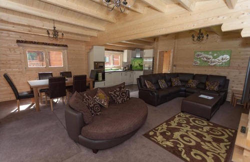 Kenwick Cabin | iLodge 73 - Luxury Log Cabin with Hot Tub and Woodburner 🏡