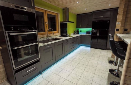 Kenwick House | iLodge Ultra - Luxury Log Cabin with Hot Tub, Sauna and Games Room🏡