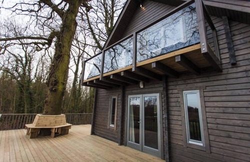 Kenwick House | iLodge Ultra - Luxury Log Cabin with Hot Tub, Sauna and Games Room🏡