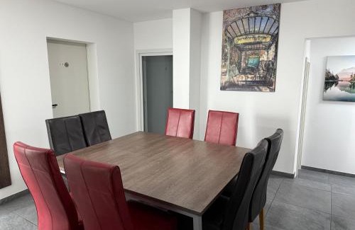 Rhein-Erft-Kreis District Apartment | Im Tal 2 Haus - 2 WE, 5 SZ,3 Bäder, 11 Betten - Klimaanlage