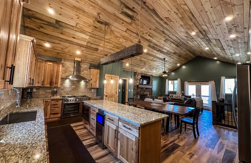 Athens Cabin | Immaculate 20 Person Lodge, close to Hocking Hills