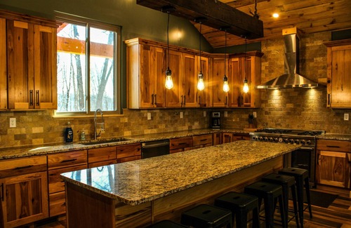 Athens Cabin | Immaculate 20 Person Lodge, close to Hocking Hills