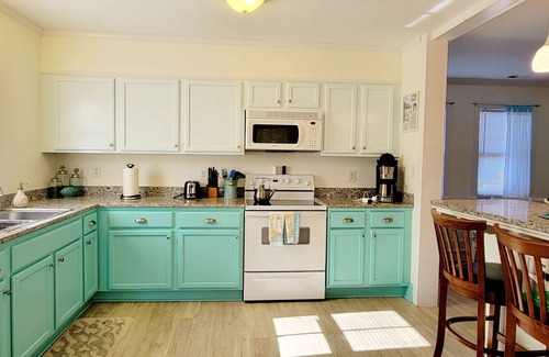 Washington Cottage | Immaculate Cottage in the Historic District. Quiet street, large fenced yard.