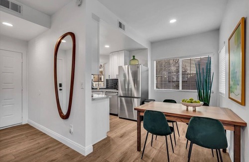 Mesa Condo | Immaculate, Mid-century design