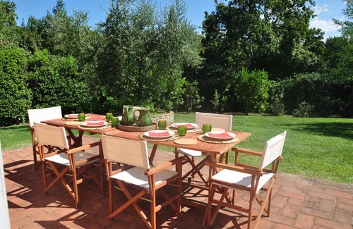 Sarzana House | Immersed in a private secular park, equidistant from Cinque Terre and Versilia