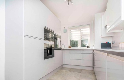 Newton St Loe Apartment | Impeccable 2-Bed Apartment Close to City Centre