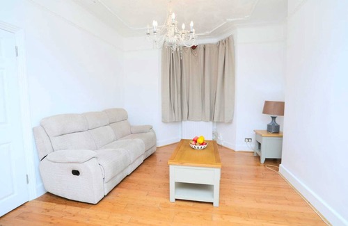 Plumstead House | Impeccable 3-bed House in Plumstead, London