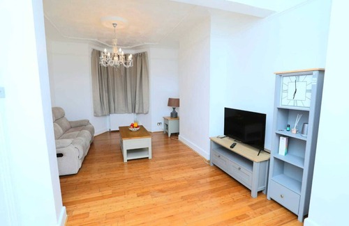 Plumstead House | Impeccable 3-bed House in Plumstead, London