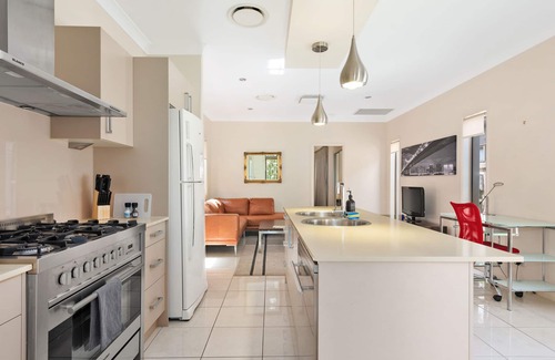 Taringa House | Impeccable Modern 1 Bedroom Apartment ~ Taringa