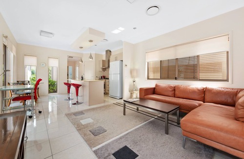 Taringa House | Impeccable Modern 1 Bedroom Apartment ~ Taringa