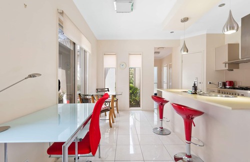Taringa House | Impeccable Modern 1 Bedroom Apartment ~ Taringa