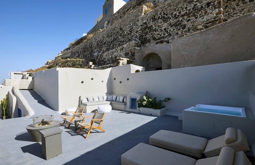 Pyrgos Villa | Impressive Santorini Apartment | 1 Bedroom Suite | Apartment Moe | Furnished.