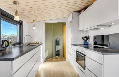 Logstor House | In 1st row and only 100 m from the beach, this light-flooded vacation home welcomes you.