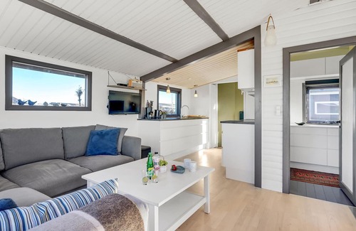 Logstor House | In 1st row and only 100 m from the beach, this light-flooded vacation home welcomes you.