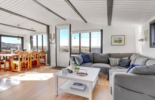 Logstor House | In 1st row and only 100 m from the beach, this light-flooded vacation home welcomes you.