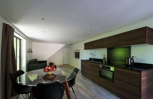 Salon-de-Provence Apartment | In a green setting 2 steps from the city center
