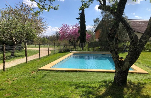 Cendrieux Cottage | In a green setting, pretty farm (producing walnuts and strawberries), swimming pool