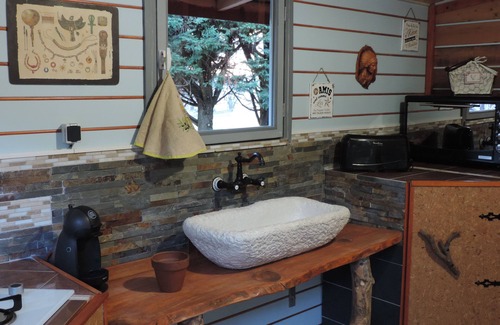 Saint-Chef Cottage | In a green setting, the TIPI COCOON and its CABANE aux FEES await you.