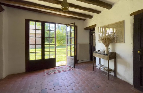Cernoy House | In a nearby hamlet of the Oise, at the foot of a 15th century chapel,
