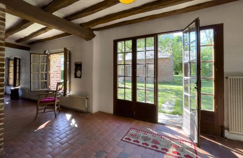 Cernoy House | In a nearby hamlet of the Oise, at the foot of a 15th century chapel,