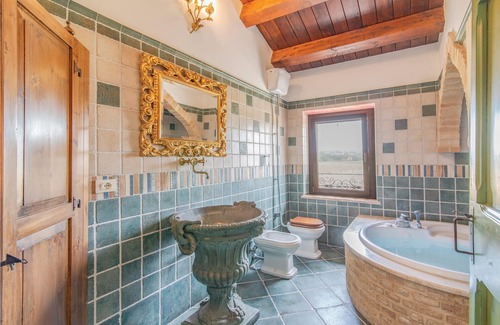 Montelupone House | In a picturesque valley 8 km below Recanati and only 15 km from the coast, this friendly semi-detach