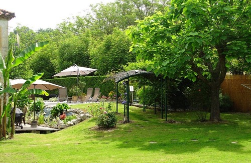 Tournon-d'Agenais House | In a quiet garden, set back from the medieval bastide town of Tournon