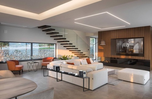 Viskovici House | In a unique location and with a fantastic panoramic view of the sea, this luxury villa in Viskovici