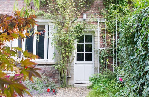 Gare-Jouvenet Cottage | In a walled garden in the heart of historic downtown