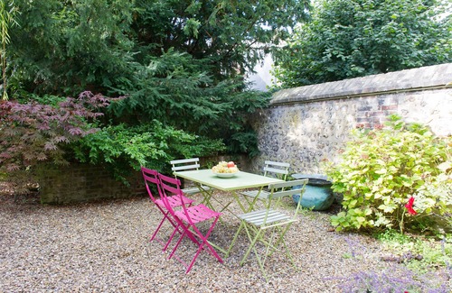 Gare-Jouvenet Cottage | In a walled garden in the heart of historic downtown