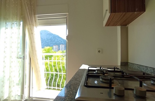 Konyaalti Condo | In Antalya, a family-friendly apartment with terrace near the sea