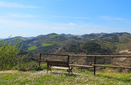 Urbino Apartment | In Farmhouse romantic apartment for 2 people. Panoramic view!