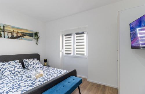 Turanj Apartment | IN Santini