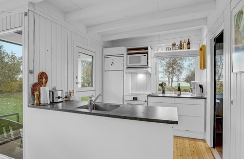 Kongsnæs House | In the first row to Grønsund lies this cozy cottage.
