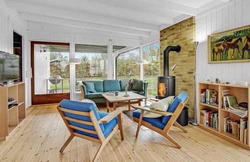 Kongsnæs House | In the first row to Grønsund lies this cozy cottage.