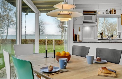 Kongsnæs House | In the first row to Grønsund lies this cozy cottage.