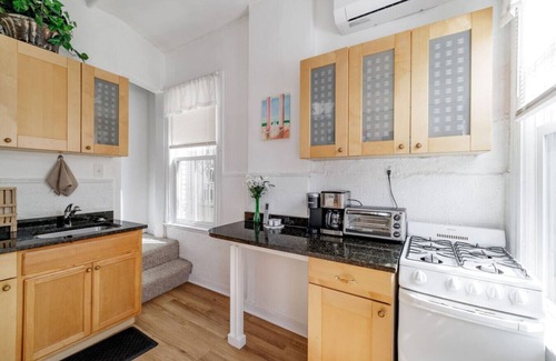 Adams Morgan Apartment | In the heart of Adams Morgan | Vintage Charm