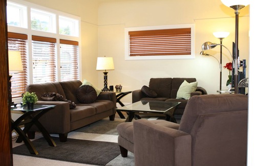 Elmwood House | In the Heart of Elmwood-Location is Everything! Discount for stays of 3-4 months