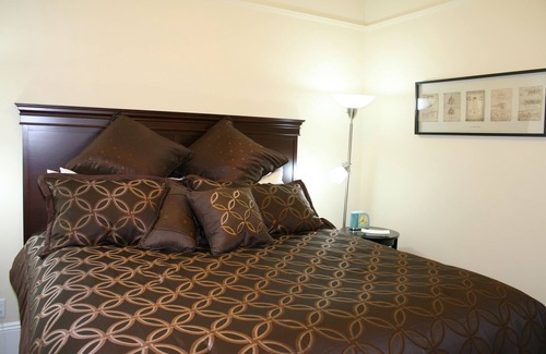 Elmwood House | In the Heart of Elmwood-Location is Everything! Discount for stays of 3-4 months