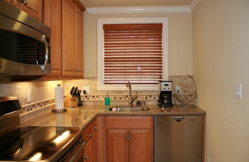 Elmwood House | In the Heart of Elmwood-Location is Everything! Discount for stays of 3-4 months